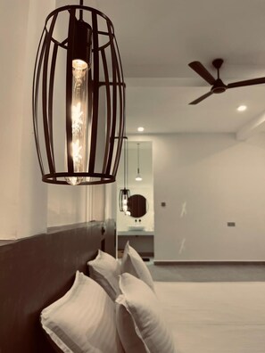 Design Studio | Egyptian cotton sheets, premium bedding, minibar, desk - LaRoy  (Mirissa)