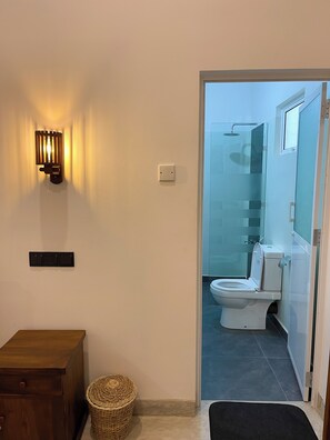 Kamar Double atau Twin Superior, 1 kamar tidur, Bebas Asap Rokok, pemandangan kebun | Kamar mandi | Shower, pancuran hujan, pengering rambut, dan tisu toilet