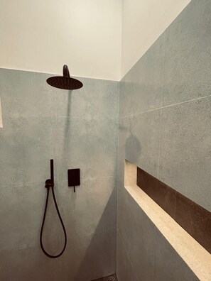 Design Studio, Multiple Beds, Non Smoking, Garden View | Bathroom | Shower, rainfall showerhead, free toiletries, hair dryer - LaRoy  (Mirissa)