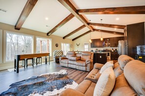TV, fireplace - Home Gym & Fireplace: Roaring River Retreat (Roaring River)