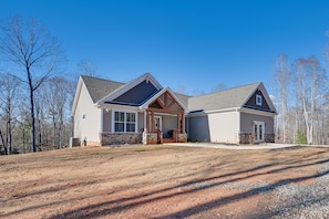 Exterior - Home Gym & Fireplace: Roaring River Retreat (Roaring River)