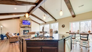 Interior - 23-Acre Retreat | Wineries, Hiking & Fireplace (Roaring River)