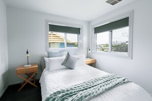 3 dormitorios, tabla de planchar con plancha, cuna de viaje