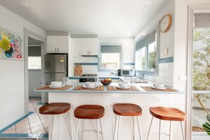 Fridge, microwave, oven, stovetop - Ocean Breeze: 100m from the beach. Pet Friendly (Ocean Grove)