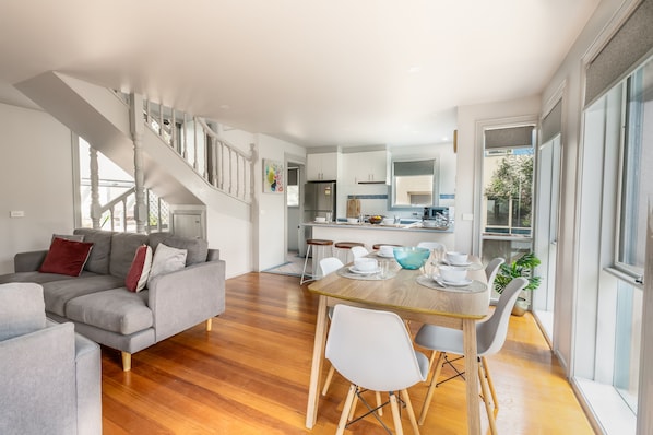 Interior - Ocean Breeze: 100m from the beach. Pet Friendly (Ocean Grove)