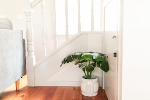 Interior - Ocean Breeze: 100m from the beach. Pet Friendly (Ocean Grove)