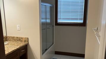 Rumah, 2 kamar tidur | Kamar mandi | Handuk dan sampo