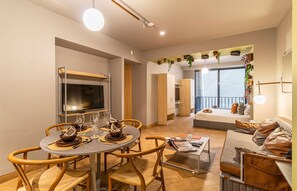 Escrivaninha, berço de viagem, Wi-Fi, roupa de cama