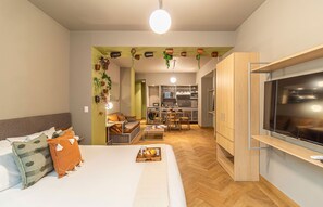 Skrivbord, resesÀng, wi-fi och sÀngklÀder