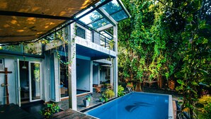 A modern house with a swimming pool, surrounded by lush greenery. - The Yacht Near CMB-Bandaranaike Intl. (Seeduwa - Katunayake)