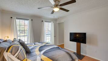 3 bedrooms, desk, iron/ironing board, Internet