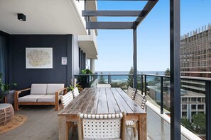 Outdoor dining - Luxe Beachfront 2-Bed With Gym, Pool & Views (Burleigh Heads)
