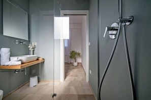 Familienvilla, Mehrere Schlafzimmer (Lisària Villa Delle Meraviglie with) | Badezimmer | Badewanne und Dusche (separat), Haartrockner, Bidet, Handtücher