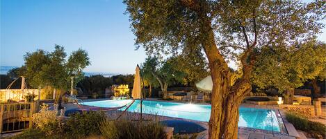 Een seizoensgebonden buitenzwembad