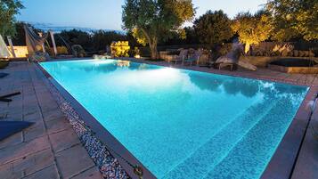 季节性开放的室外游泳池