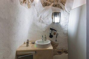 Een douche, een haardroger, een bidet, handdoeken