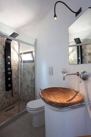 Villa familiar, varias habitaciones (Tenuta Bouganville With Garden And) | Baño | Regadera, secadora de cabello, bidet, toallas 