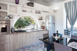 Villa familiar, varias habitaciones (Tenuta Bouganville With Garden And) | Cocina privada | Refrigerador, horno, parrilla de estufa y lavavajillas 