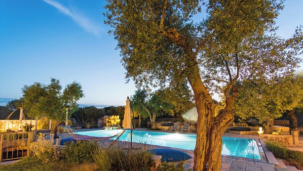 Familjevilla - 4 sovrum - terrass (Tenuta Bouganville With Garden And) | Pool | En säsongsöppen utomhuspool