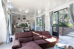 Villa familiar, varias habitaciones (Tenuta Bouganville With Garden And) | Área de sala de estar | Televisión de pantalla plana de 21 pulgadas con canales digitales 