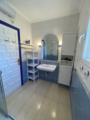 Shower, hair dryer, towels, soap - Cornerhaus with Seaviews. Pet friendly and free wifi (Cumbre del Sol)