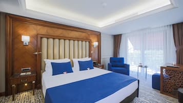 Suite familiar, varias camas, vistas a la montaña | 1 dormitorio, caja fuerte, escritorio