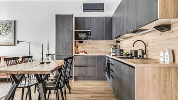 Frigorífico, microondas, lavavajillas y utensilios de cocina