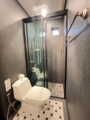 Suite Deluxe | Baño | Ducha y cabezal de ducha tipo lluvia