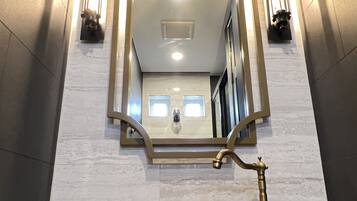 Deluxe Suite | Bathroom | Shower, rainfall showerhead, free toiletries, hair dryer