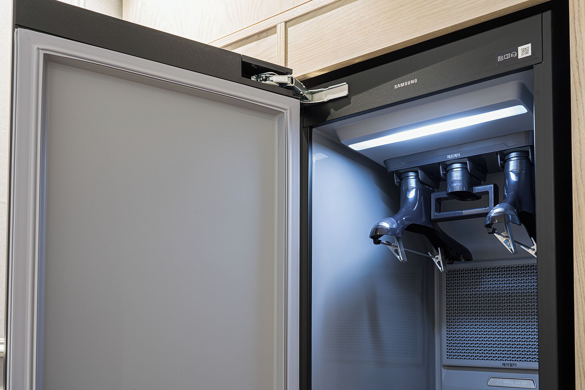 A Samsung refrigerator with a water dispenser and a freezer compartment.