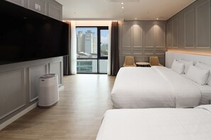 Signature Family Room | 羽绒被、办公桌、笔记本电脑工作区、隔音