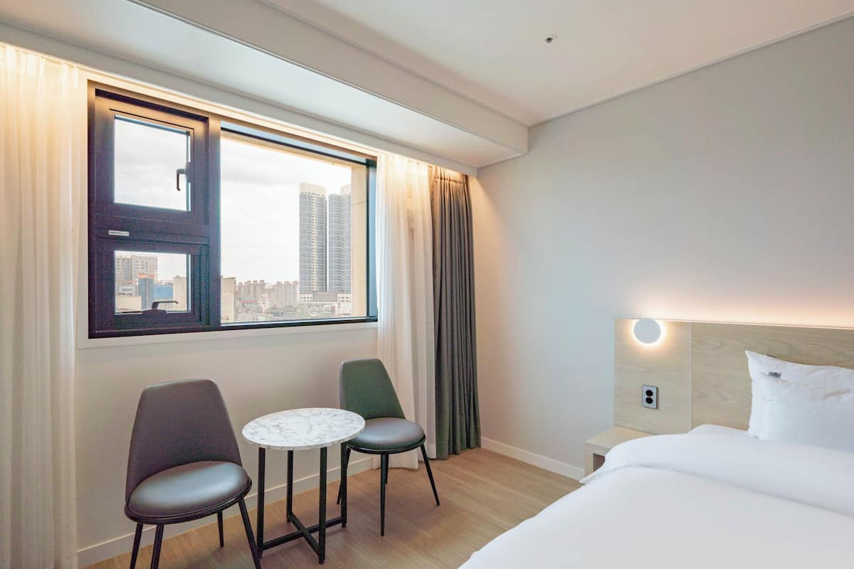 Deluxe View Room | Down comforters, desk, laptop workspace, soundproofing