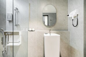Een douche,  milieuvriendelijk toiletgerief, een haardroger, badjassen
