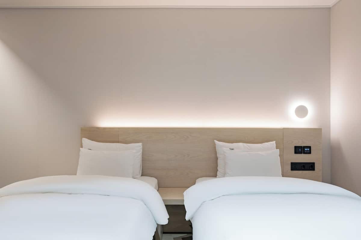 Business Twin Room | Down comforters, desk, laptop workspace, soundproofing