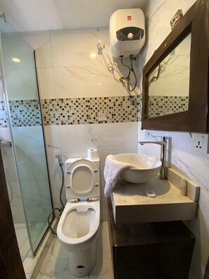 Quarto executivo | Banheiro | Chuveiro, chuveiro com efeito de chuva, toalhas de banho 