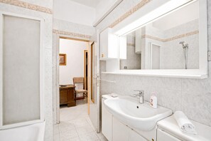 Family Apartment, 3 Bedrooms, Balcony (Garda View) | Bathroom - Garda View (Riva del Garda)