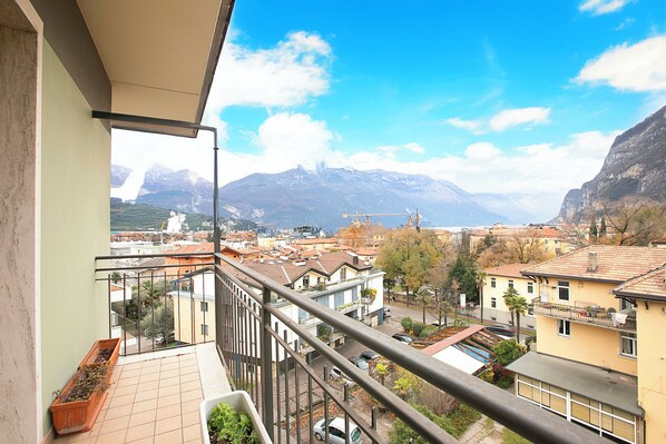 Family Apartment, Multiple Bedrooms (Garda View) | Property grounds