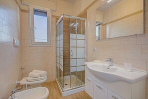 Apartamento standard, vários quartos (Le Bianche Apt 4 - terrace near the) | Banheiro | Chuveiro, secador de cabelo, bidê, toalhas de banho