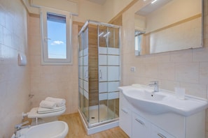 Standaard appartement, meerdere slaapkamers (Le Bianche Apt 4 - terrace near the) | Badkamer | Een douche, een haardroger, een bidet, handdoeken
