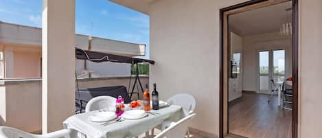Standaard appartement, meerdere slaapkamers (Le Bianche Apt 4 - terrace near the) | Buiten dineren