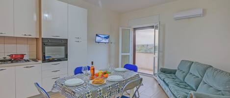 Standard Apartment, Multiple Bedrooms (Le Bianche Apt 4 - terrace near the) | Dining