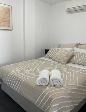 2 makuuhuonetta, silitysrauta/-lauta, ilmainen Wi-Fi, vuodevaatteet