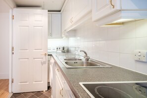 City Apartment | Private kitchen | Full-sized fridge, microwave, oven, stovetop