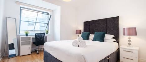 Appartement Ville | 1 chambre, décoration personnalisée, ameublement personnalisé, bureau