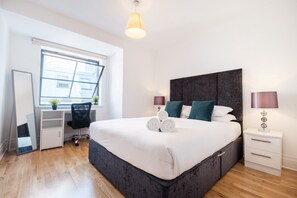 1 chambre, décoration personnalisée, ameublement personnalisé, bureau