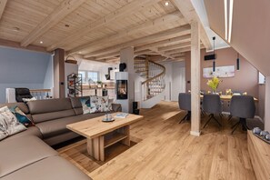 Smart-TV, peis, bøker og stereoanlegg