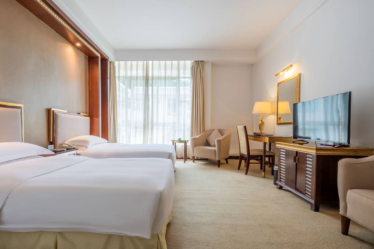 Klassieke kamer | Een minibar, een kluis op de kamer, een bureau, een laptopwerkplek