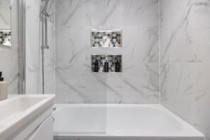 Hair dryer, towels, soap, toilet paper - Convenient house Seven sisters (London)