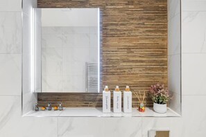 Haartrockner, Handtücher, Seife, Toilettenpapier