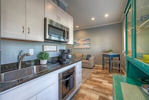 Kylskåp, mikrovågsugn, ugn och spishäll